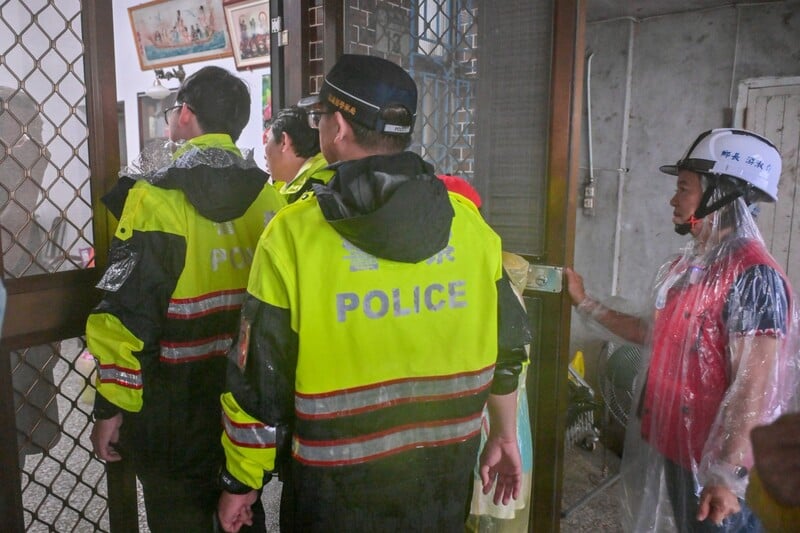 LINE_ALBUM_115.05.25-游淑貞冒雨逐戶撤離_守護鄉親安全　45戶86人完成安置_260826_8_138cd94762a3e0c5.jpg